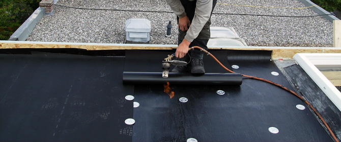 Bitumen dakbedekking wordt gebrand