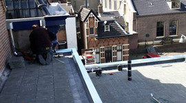 Dakdekker op een plat bitumen dak