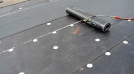 Plat dak in aanbouw met dakrol