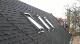 Dak met shingles en drie dakramen