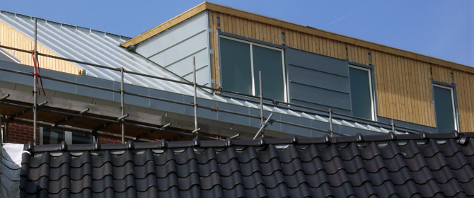 Nieuwe opbouw met zinken gevel boven een pannendak