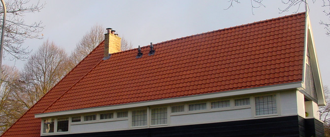 Nieuw rood pannendak met schoorsteen