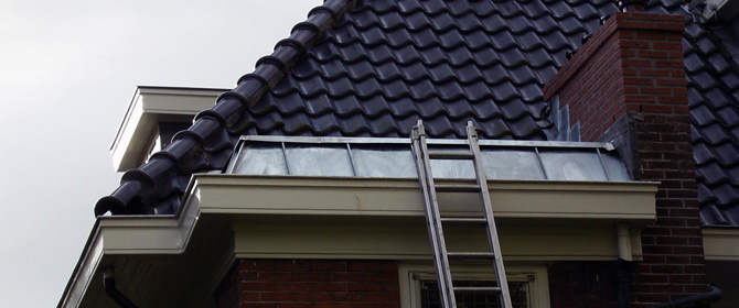 Zwart pannendak met lichtstraat op de aanbouw